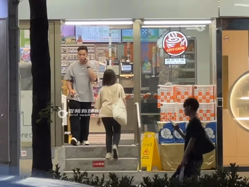 狗仔直擊｜阿喜不要看！無尊晃動「金手指」撩妹　開305萬BMW新車耍帥太犯規