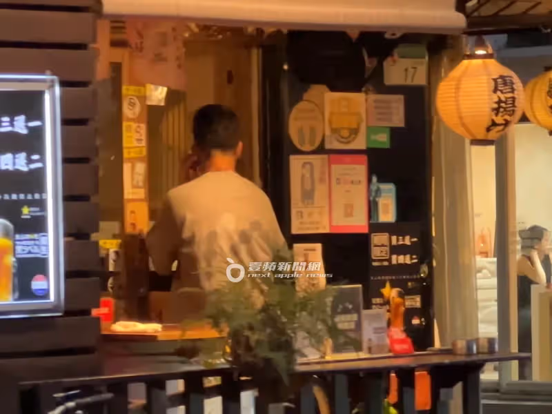 狗仔直擊｜阿喜不要看！無尊晃動「金手指」撩妹　開305萬BMW新車耍帥太犯規