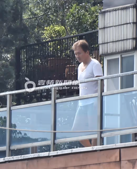 壹蘋10點強打｜孫安佐失眠如遊魂！孫鵬貼身看管　父子游泳解悶（狗仔直擊）