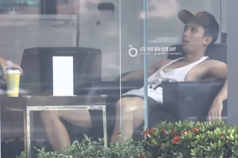 壹蘋10點強打｜孫安佐失眠如遊魂！孫鵬貼身看管　父子游泳解悶（狗仔直擊）