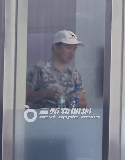 壹蘋10點強打｜孫安佐失眠如遊魂！孫鵬貼身看管　父子游泳解悶（狗仔直擊）
