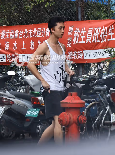 壹蘋10點強打｜孫安佐失眠如遊魂！孫鵬貼身看管　父子游泳解悶（狗仔直擊）