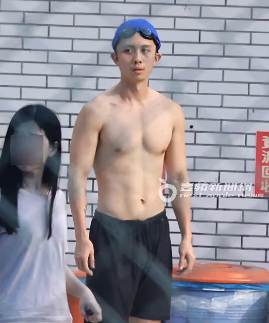 壹蘋10點強打｜孫安佐失眠如遊魂！孫鵬貼身看管　父子游泳解悶（狗仔直擊）