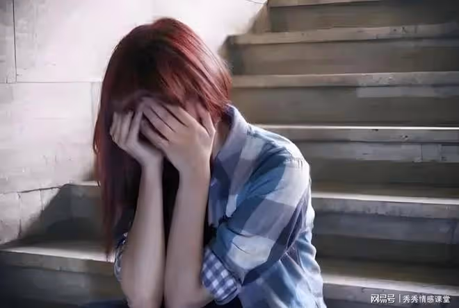 前男友落難，準新娘哭著拿走聘金幫助他，被新郎推出門外：不結了