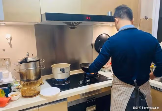 離婚後，小姨子常來幫忙，小姨子對男人手機的備註讓男人羞愧難當