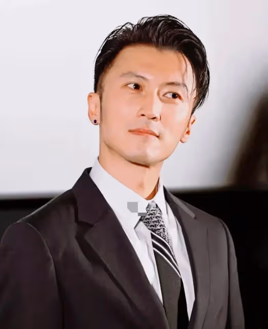 謝霆鋒長沙吃飯被偶遇，頭很小胸肌很大，戴著墨鏡雙手插兜帥爆了