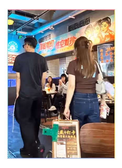 謝霆鋒長沙吃飯被偶遇，頭很小胸肌很大，戴著墨鏡雙手插兜帥爆了