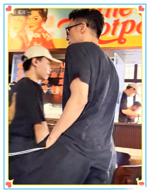 謝霆鋒長沙吃飯被偶遇，頭很小胸肌很大，戴著墨鏡雙手插兜帥爆了
