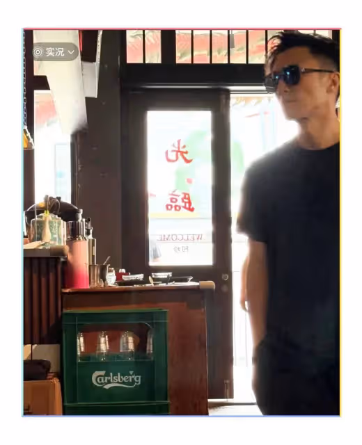 謝霆鋒長沙吃飯被偶遇，頭很小胸肌很大，戴著墨鏡雙手插兜帥爆了