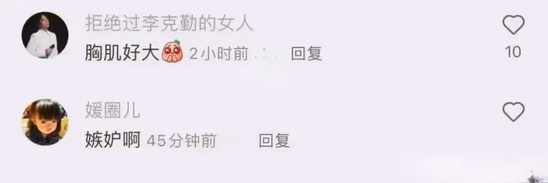 謝霆鋒長沙吃飯被偶遇，頭很小胸肌很大，戴著墨鏡雙手插兜帥爆了