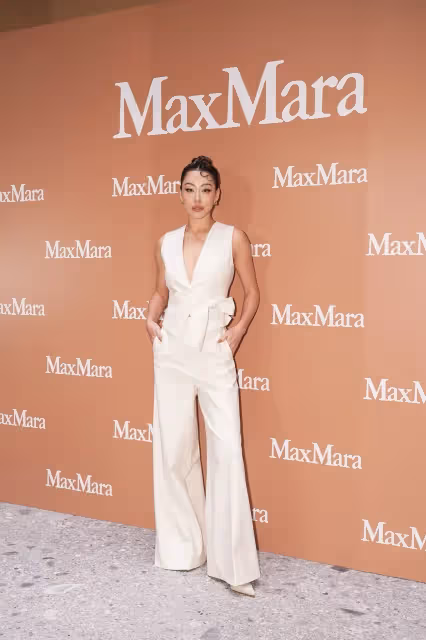 楊謹華、蔡詩芸深V美胸挺Max Mara　吳映潔帶娃「簡配包」就夠