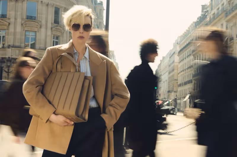 楊謹華、蔡詩芸深V美胸挺Max Mara　吳映潔帶娃「簡配包」就夠