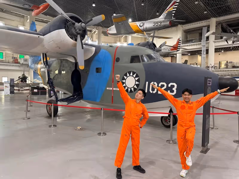 八弟喜登空軍一號　啦啦隊女神一粒濕身挑戰極限滑水