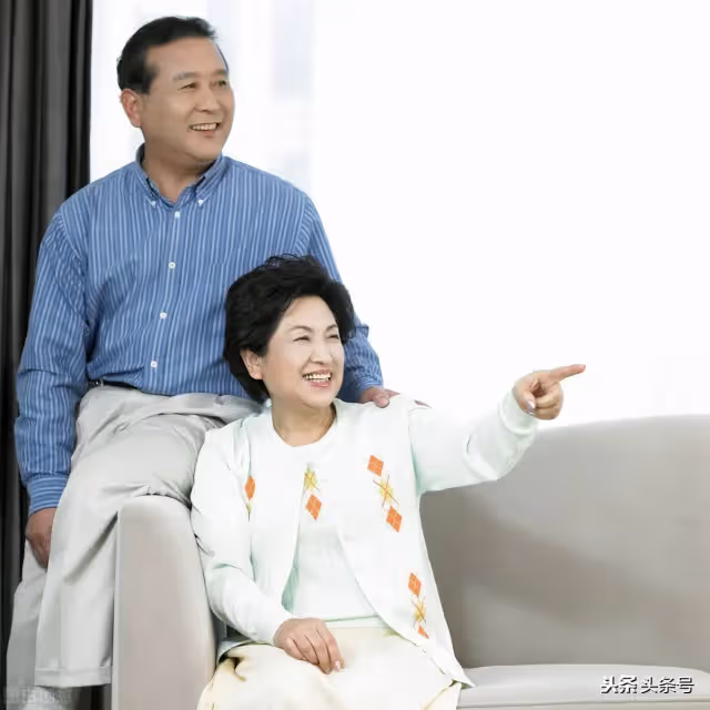 女兒結婚我陪嫁房，婆婆帶小叔子來要錢，老伴被打女兒的做法更狠