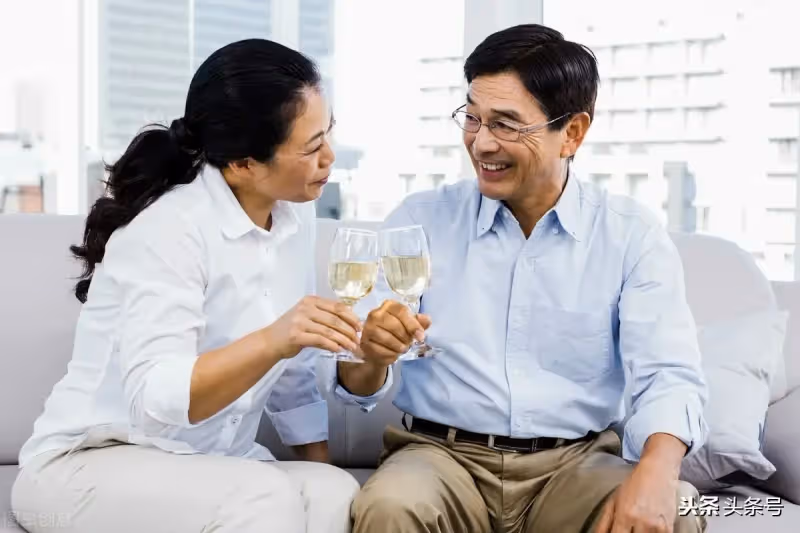 再婚5年女兒出嫁送房和20萬嫁妝，二婚老伴憤怒，他兒子沒房結婚。