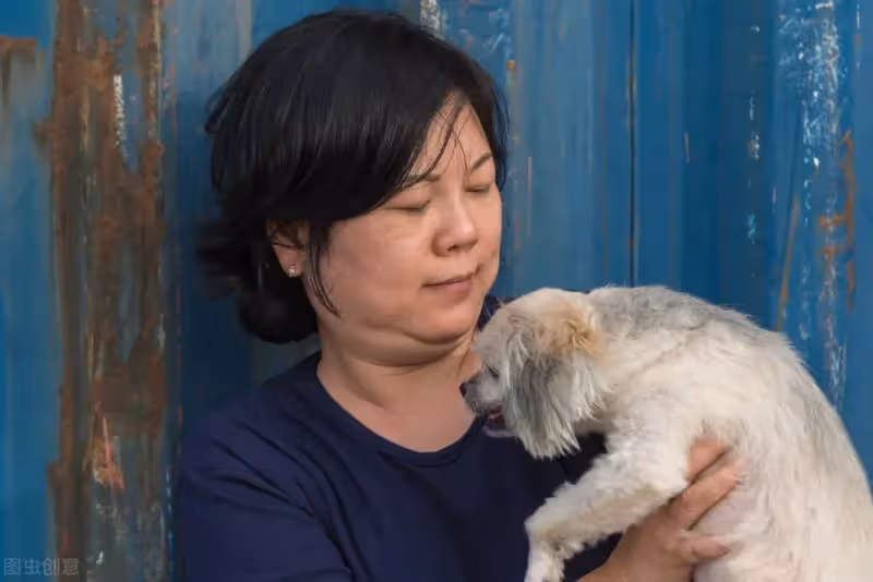 我沒聽女兒的勸誡，賣了老房子跟他們住對門，如今我過得苦不堪言。