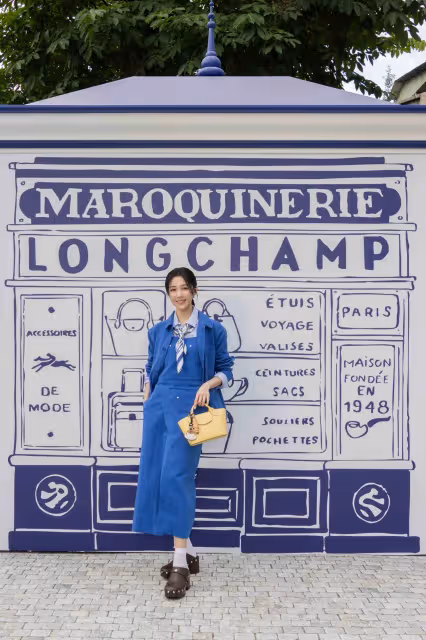 邵雨薇套工作服來Longchamp咖啡廳　與張軒睿用絲巾耍時髦