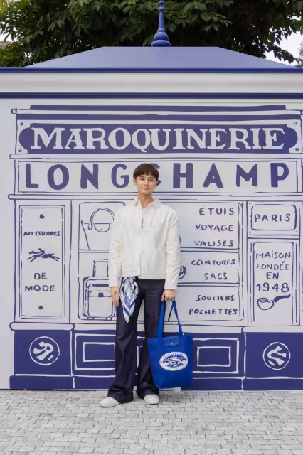 邵雨薇套工作服來Longchamp咖啡廳　與張軒睿用絲巾耍時髦