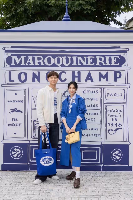 邵雨薇套工作服來Longchamp咖啡廳　與張軒睿用絲巾耍時髦