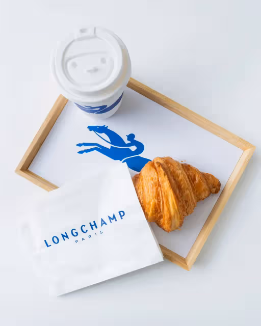 邵雨薇套工作服來Longchamp咖啡廳　與張軒睿用絲巾耍時髦