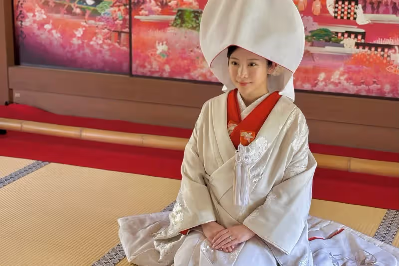 鄭家純依偎Akira拍結婚照　背地裡「臉插百針」瘀青！看了心驚