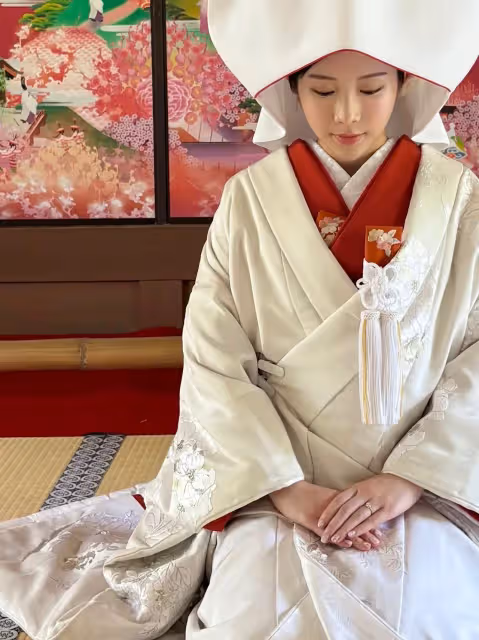鄭家純依偎Akira拍結婚照　背地裡「臉插百針」瘀青！看了心驚
