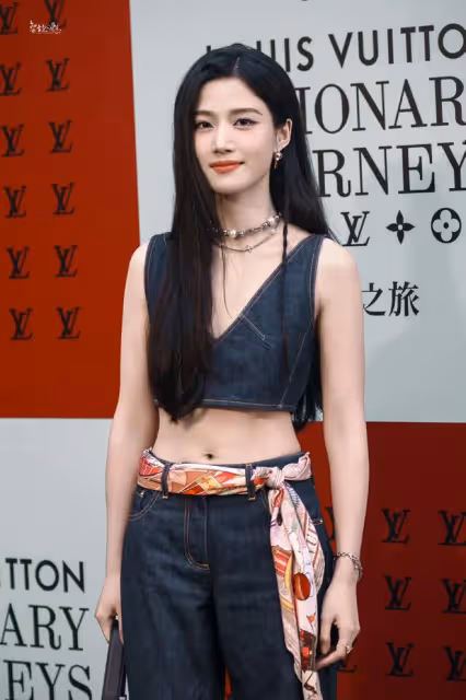盧昱曉亮相上海LV大秀活動,網友們驚訝於她的狀態,瘦了好多