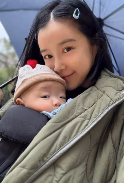 李佳穎甜曬一家三口合照 當媽半年吐心聲:越來越有默契