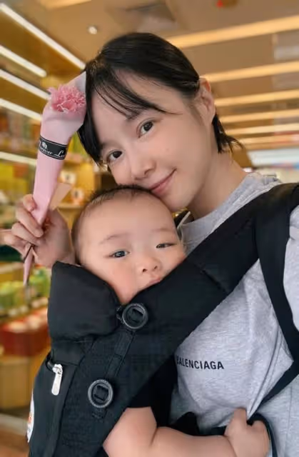李佳穎甜曬一家三口合照 當媽半年吐心聲:越來越有默契