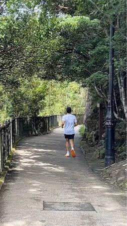 山上跑步「巧遇野生梁朝偉」! 網見影片擔心:這樣跑會受傷