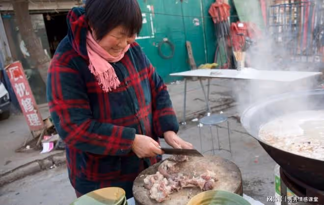 23歲男子向50歲大媽求婚，大媽果斷拒絕：年齡相差太大，我吃不消
