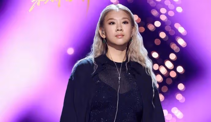 鄭少秋女兒參戰《歌手》被燈光弄傷肩頸耳朵！2天醫不好退出比賽