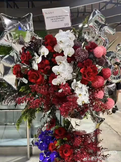 五月天首登台北大巨蛋！周杰倫在香港送「最任性大禮」　快樂老夥伴作陪