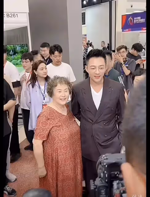 汪小菲生日當天在忙工作，接受財經頻道專訪，馬筱梅忙與好友相聚