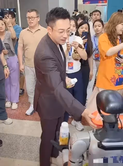 汪小菲生日當天在忙工作，接受財經頻道專訪，馬筱梅忙與好友相聚