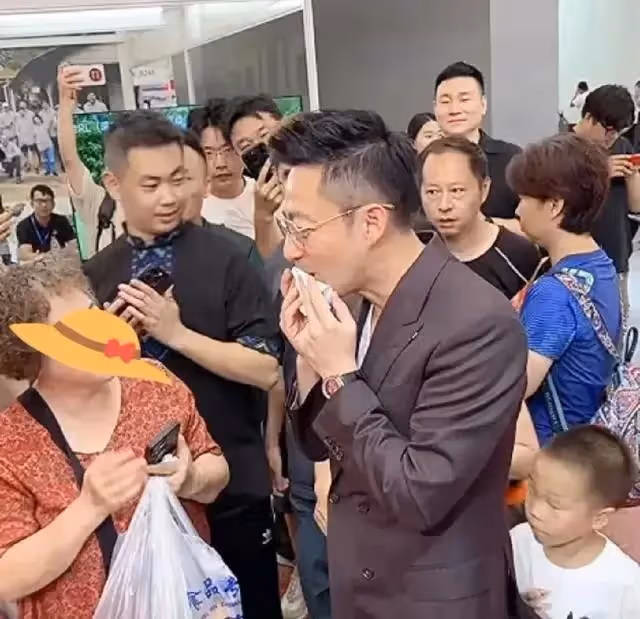 汪小菲生日當天在忙工作，接受財經頻道專訪，馬筱梅忙與好友相聚