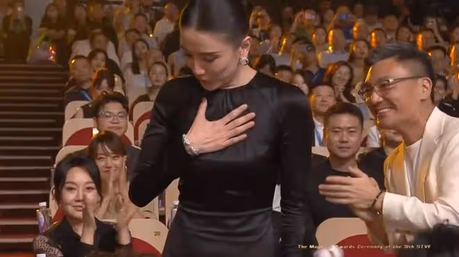 宋佳蔣欣得獎現場一片歡呼，劉亦菲缺席遭威脅沒有表面那麼簡單