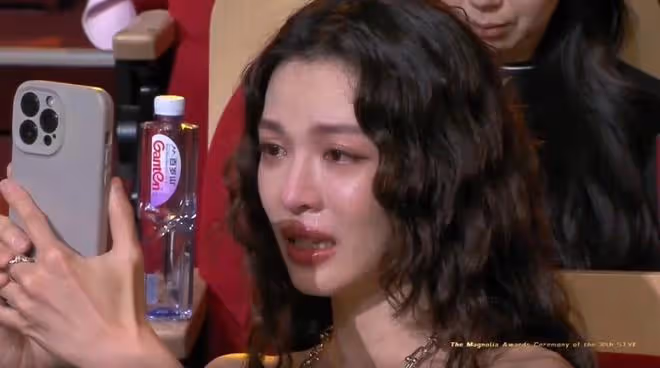 宋佳蔣欣得獎現場一片歡呼，劉亦菲缺席遭威脅沒有表面那麼簡單