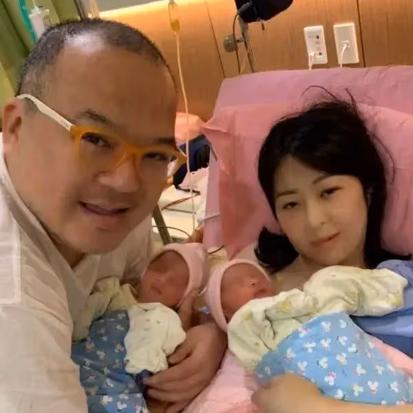 留下龍鳳胎!男星當爸20天撒手「遺孀一打二照顧」 黃小柔曬照不舍「54歲冥誕」