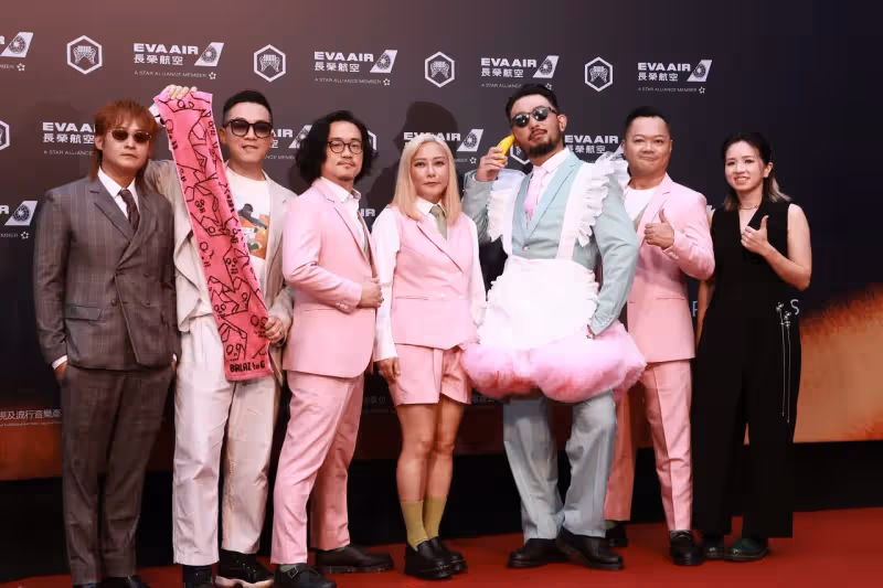 金曲紅毯｜八十八顆芭樂籽主唱蓬蓬裙笑搶第一美　女友水源路希子妙搭「踩到狗屎」