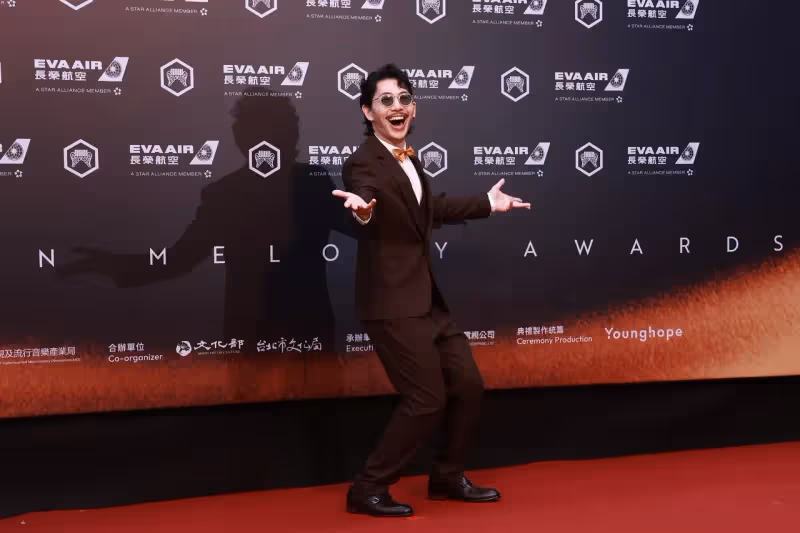 金曲紅毯｜八十八顆芭樂籽主唱蓬蓬裙笑搶第一美　女友水源路希子妙搭「踩到狗屎」