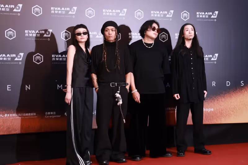 金曲紅毯｜八十八顆芭樂籽主唱蓬蓬裙笑搶第一美　女友水源路希子妙搭「踩到狗屎」