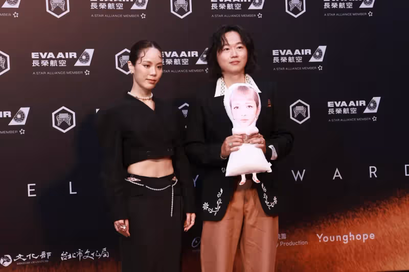金曲紅毯｜八十八顆芭樂籽主唱蓬蓬裙笑搶第一美　女友水源路希子妙搭「踩到狗屎」