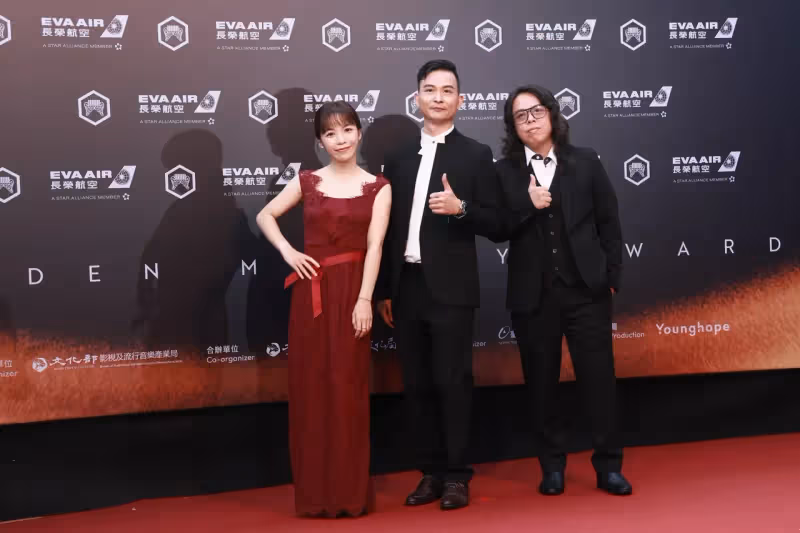 金曲紅毯｜八十八顆芭樂籽主唱蓬蓬裙笑搶第一美　女友水源路希子妙搭「踩到狗屎」