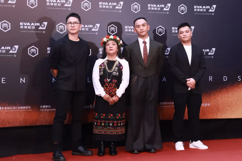 金曲紅毯｜八十八顆芭樂籽主唱蓬蓬裙笑搶第一美　女友水源路希子妙搭「踩到狗屎」