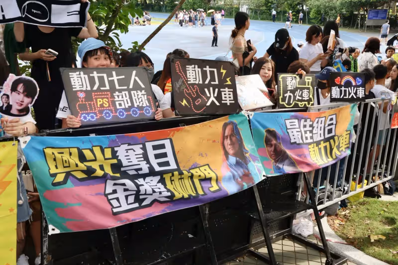 金曲紅毯｜八十八顆芭樂籽主唱蓬蓬裙笑搶第一美　女友水源路希子妙搭「踩到狗屎」