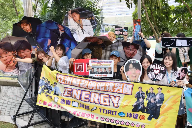 金曲紅毯｜八十八顆芭樂籽主唱蓬蓬裙笑搶第一美　女友水源路希子妙搭「踩到狗屎」