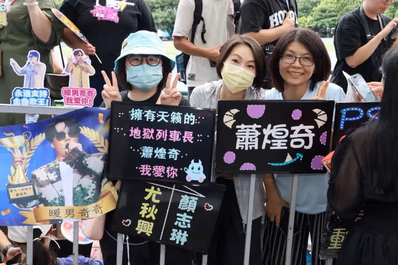 金曲紅毯｜八十八顆芭樂籽主唱蓬蓬裙笑搶第一美　女友水源路希子妙搭「踩到狗屎」