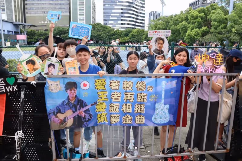 金曲紅毯｜八十八顆芭樂籽主唱蓬蓬裙笑搶第一美　女友水源路希子妙搭「踩到狗屎」