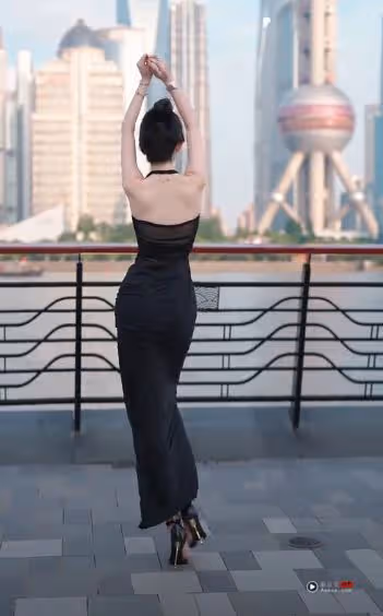 百萬粉絲車模BB醬，靠什麼撩翻全網？不光是身材太犯規，重點是「懂玩」
